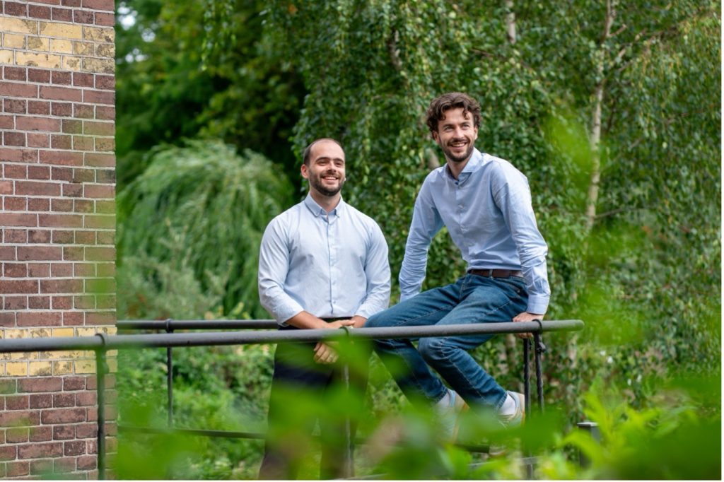 Noah Gooijer en Joerie Kluijtmans staan bij een hekwerk in een groene omgeving.