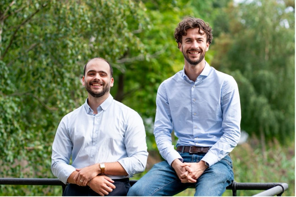 Projectleiders Noah Gooijer en Joerie Kluijtmans van Emmett Green tijdens een gesprek in de buitenlucht.