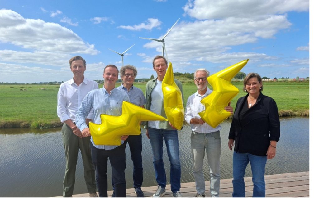 Betrokkenen bij de Watergeuzenbatterij in Zoeterwoude vieren de afgeronde financiering bij het windpark.